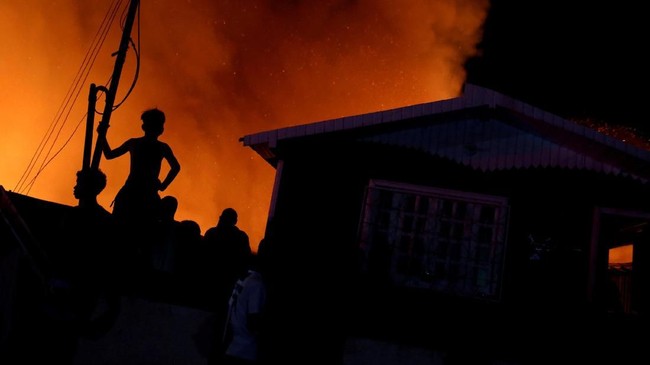 Sebuah rumah terbakar dan merembet ke lima rumah lain di Kalideres, Jakarta Barat.