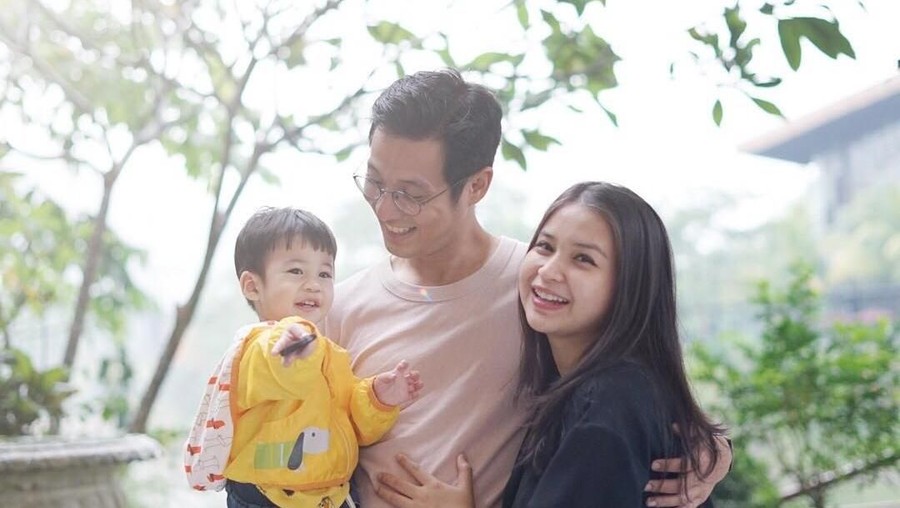 Kabar gembira datang dari pasangan Putri Titian dan Junior Liem, pasalnya mereka baru saja dianugerahi anak kedua bernama Mykah Iago Liem
