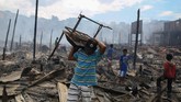 FOTO: Si Jago Merah Lalap 600 Rumah di Brasil Kebakaran besar-besaran melalap sekitar 600 rumah kayu yang didirikan di bantaran sungai Amazon di Brasil pada Selasa (18/12).