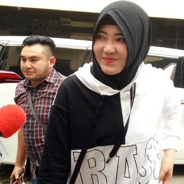 Penuhi Panggilan Polisi, Via Vallen Kenakan Hijab