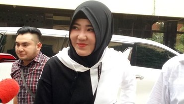 img-title Penuhi Panggilan Polisi, Via Vallen Kenakan Hijab