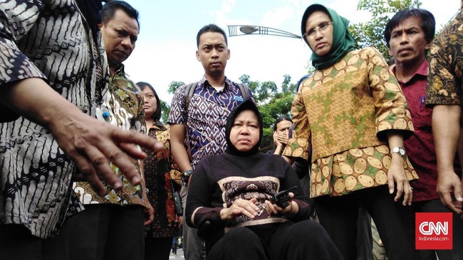 Risma menyebut dibutuhkan 1.800 dump truk material atau 400 dump truk per hari untuk menguruk jalan yang ambles. Ditargetkan perbaikan selesai dalam sepekan.