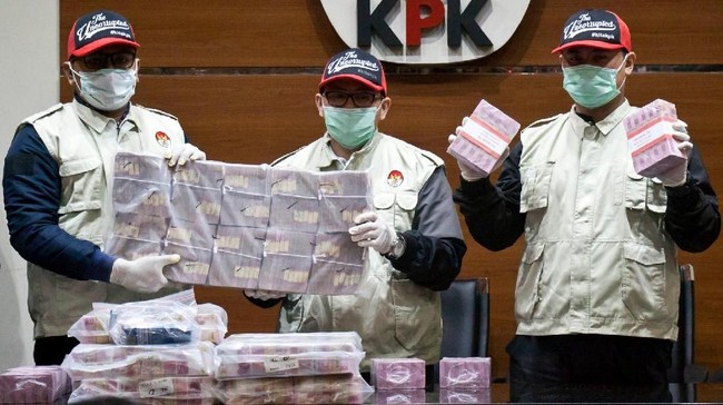 Penegak hukum diminta turut memberikan hukuman tambahan berupa sanksi sosial bagi pelaku korupsi, apalagi yang merugikan negara triliunan rupiah.