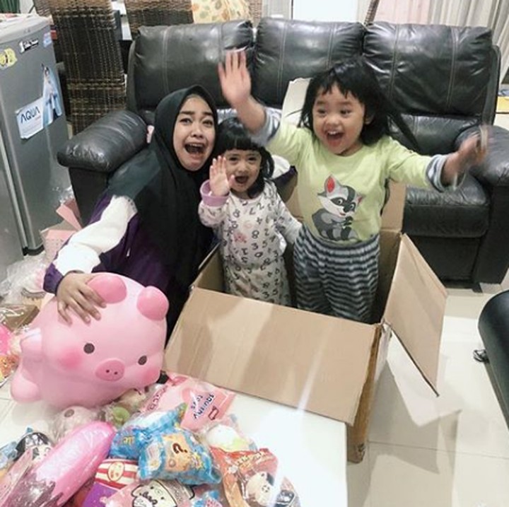 <p>Serunya! Di waktu senggang Ria Ricis mengajak dua keponakannya Maryam dan Khadeejah main bareng. (Foto: Instagram @riaricis1795)  </p>