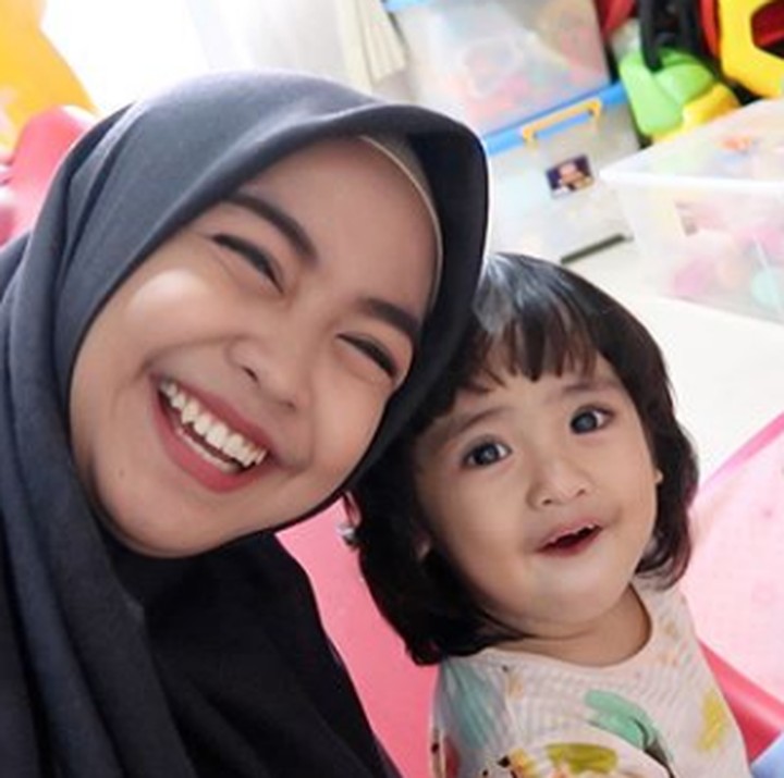 <p>Lebih cute siapa hayo? (Foto: Instagram @riaricis1795)  </p>