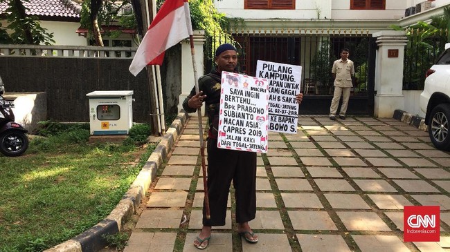 Rahman, seorang pria asal Tegal berjalan kaki dari Tegal menuju Jakarta untuk menemui Prabowo. Dia berjalan sejak Juli 2018 dan sempat tersasar ke Merak.