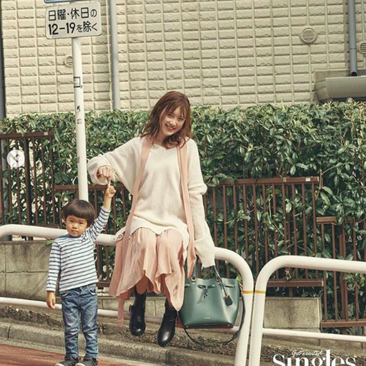 <p>Cantiknya Goo Hye-sun bersama bocah cilik ini. (Foto: Instagram/kookoo900)</p>