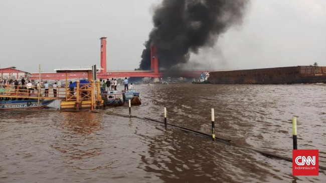 Akibat ledakan jukung yang berdampak terbakarnya SPBU Terapung di Sungai Musi, setidaknya tujuh orang mengalami luka bakar kritis dan dilarikan ke rumah sakit.