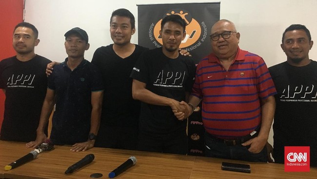 PSSI berencana memanggil mantan manajer Timnas Indonesia, Iwan Darussalam untuk meminta informasi tentang dugaan pengaturan skor.