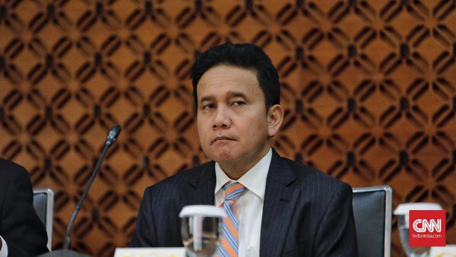 Wakil Ketua Dewan Komisioner OJK Mirza Adityaswara ikut mundur tak lama usai Mahendra Siregar dan dua pejabat lainnya mengundurkan diri.