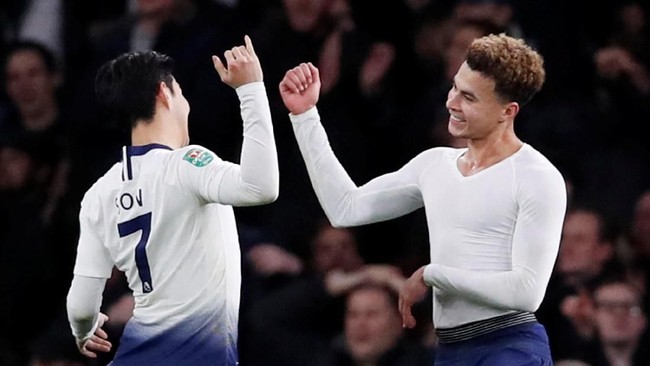 Bintang Tottenham Hotspur, Dele Alli mendapatkan lemparan botol dari pendukung Arsenal dan ia langsung bereaksi dengan balas mengejek suporter tersebut.