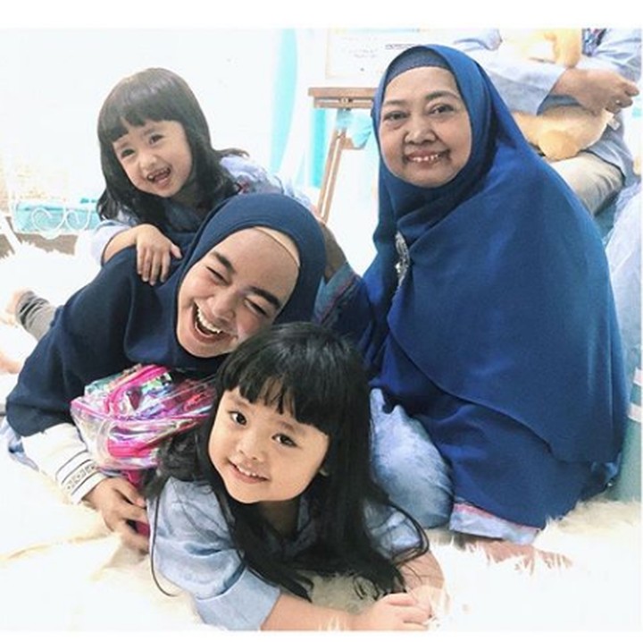 <p>Happy, banget nih. Ria Ricis saat main bareng keponakan tersayang. (Foto: Instagram @riaricis1795)<br />Instagram</p>