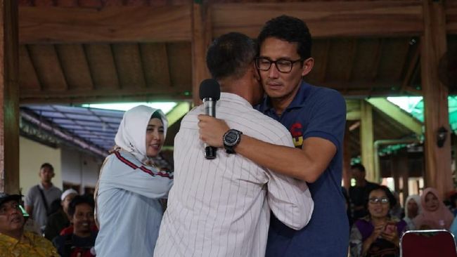 Usai Curhat soal Harga Tomat, Sandi Peluk Maruf Sandiaga Uno bertemu dengan petani tebu dan tomat di Kediri, Jawa Timur terkait dengan rencana meningkatkan kesejahteraan para petani.