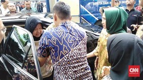 Wajah Risma Tampak Pucat saat Cek Jalan Amblas Gubeng