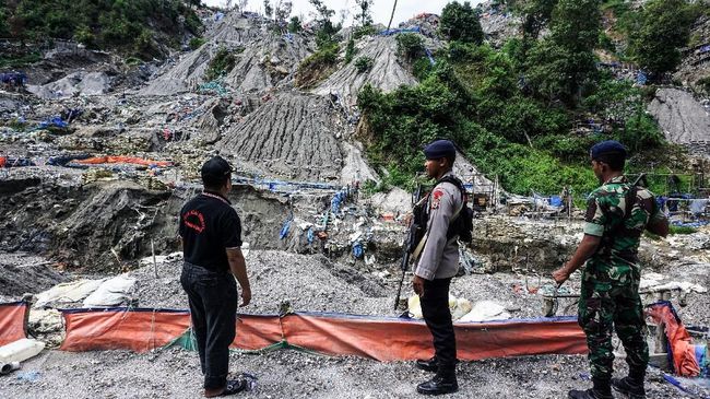 TANAH EMAS NAN MERANA Personel kepolisian dan TNI berjaga di tempat penambangan emas ilegal yang ditutup di Gunung Botak. ANTARA FOTO/Rivan Awal Lingga