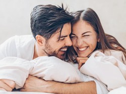 5 Posisi Bercinta buat Pasutri yang Lagi Lelah, Simpel tapi Bikin Bucin