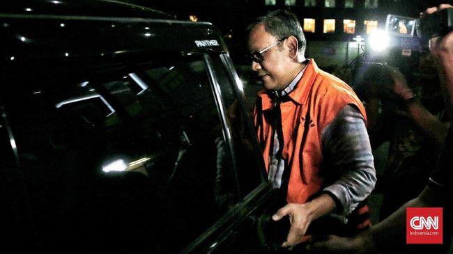 Bupati Nonaktif Remigo Didakwa Terima Suap Rp1,6 Miliar Bupati nonaktif Pakpak Bharat Remigo Yolanda Berutu didakwa menerima suap Rp1,6 miliar dari rekanan untuk memuluskan proyek di Dinas PUPR.