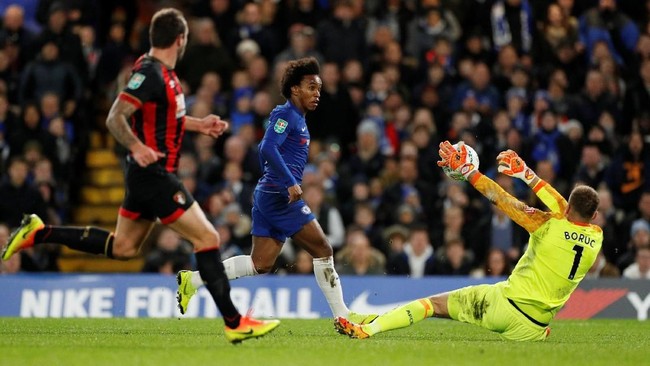 Eden Hazard jadi pahlawan kemenangan Chelsea atas Bournemouth di perempat final Piala Liga Inggris. Sementara Arsenal tersingkir setelah dikalahkan Tottenham.