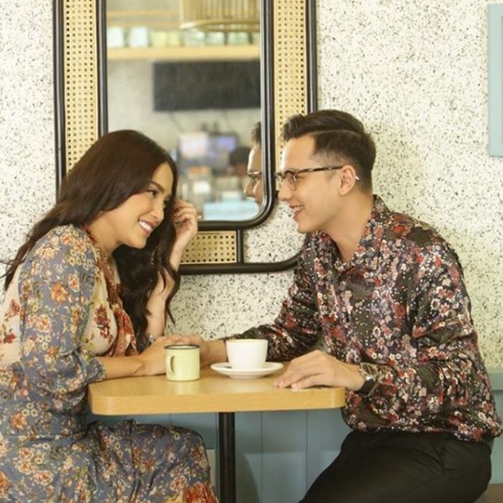 <p>Hayo tebak, mereka sedang ngobrolin apa ya? Sepertinya asyik banget. Tatapan Andhika mesra banget ya ke Ussy. (Foto: Instagram @ andhiiikapratama)</p>