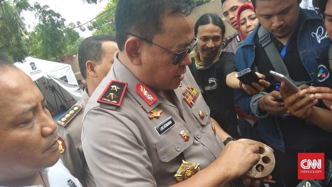 Polisi mengumpulkan barang bukti kasus amblasnya Jalan Gubeng berupa piringan yang sebelumnya terpasang pada dinding proyek RS Siloam.
