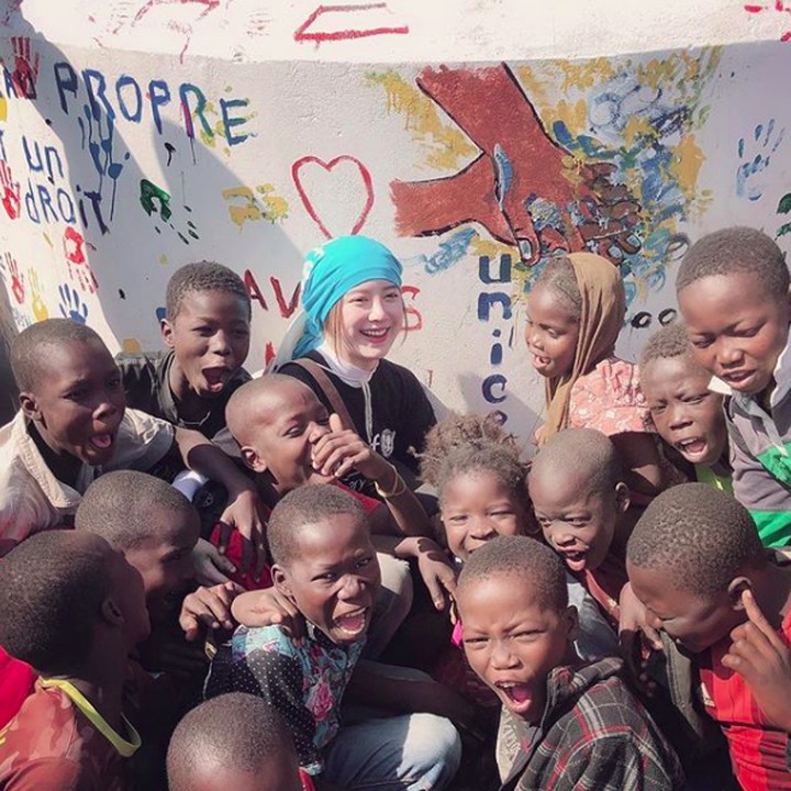 <p>Hatinya secantik wajahnya. Goo Hye-sun jadi relawan UNICEF bagi anak-anak di Afrika lho, Bun. (Foto: Instagram/kookoo900)</p>