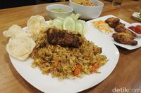 Delicio: Nikmati Cwi Mie dan Nasi Goreng Buntut di Toko Kue
