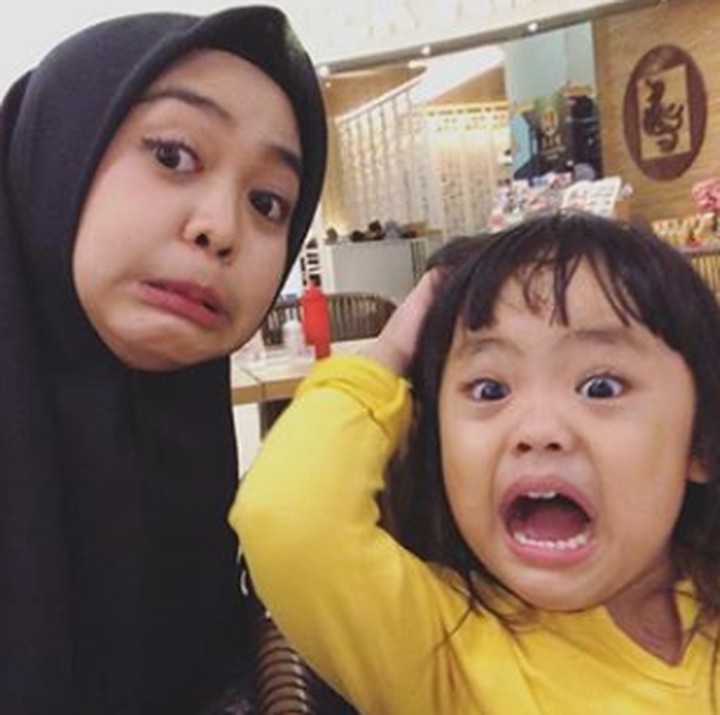 <p>Ekspresi menggemaskan Ria Ricis dan keponakannya yang bikin senyum-seyum sendiria. (Foto: Instagram @riaricis1795)  </p>