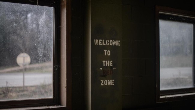 This photo taken on December 11, 2018 shows the interior of a block of decommissioned officers accommodation at Camp Greaves, a former US army camp within the buffer zone adjacent to the Demilitarized Zone (DMZ) separating North and South Korea, in Gyeonggi province, north of Seoul. - Camp Greaves is a former US army facility within the buffer zone that runs alongside the DMZ. US forces moved out in 2004, in one of the first steps of a wide-ranging plan to relocate many of the US units stationed in the South to Camp Humphreys, south of the capital. The transfers have now largely been completed, leaving a host of former bases now in the hands of South Korean local authorities. (Photo by Ed JONES / AFP)