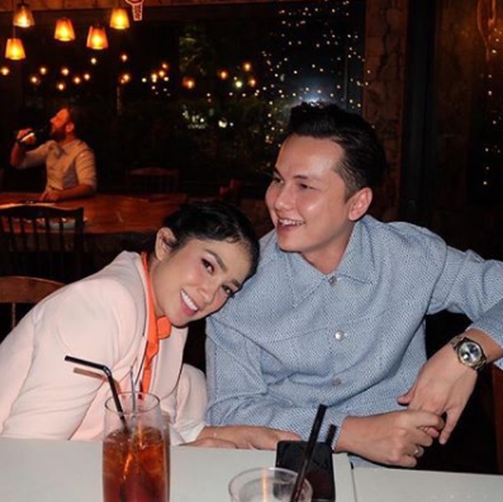 <p>Romantisnya mereka berdua ya. Ussy terlihat memanjakan diri dengan menyenderkan kepala ke pundak suaminya. (Foto: Instagram @ andhiiikapratama)</p>