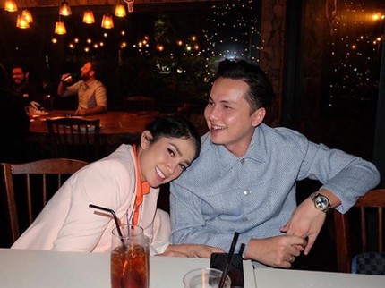 7 Potret Kemesraan Andhika Pratama dengan Ussy Sulistiawaty