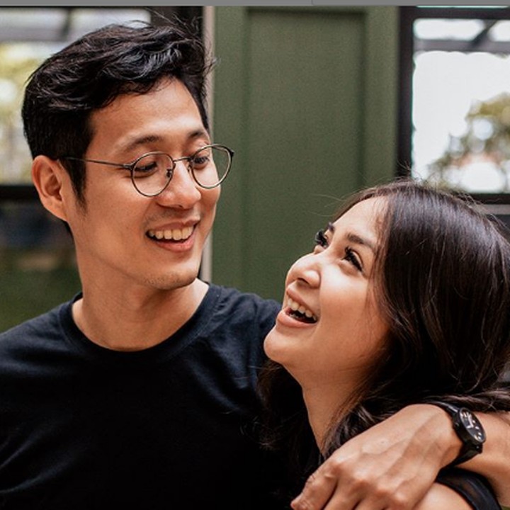 <p>Tertawa lepas seperti Putri Titian dan Junior memang bisa bikin pasangan makin happy. (Foto: Instagram @putrititian)  </p>