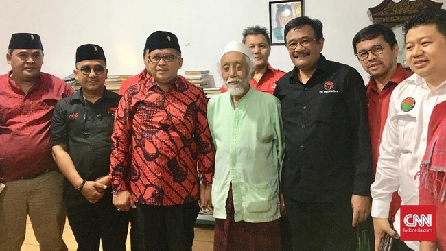 Tokoh Agama Banten, Abuya Muhtadi menyebut Ma'ruf Amin sebagai saudaranya. Dia pun meminta NU dan Muhammadiyah membantu Ma'ruf di Pilpres 2019.