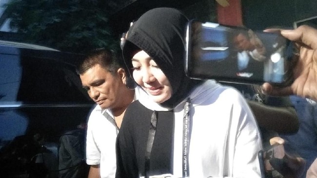 Majelis hakim Pengadilan Negeri Sidoarjo, Jawa Timur, menjatuhkan vonis enam tahun penjara kepada terdakwa pembakar mobil Via Vallen.
