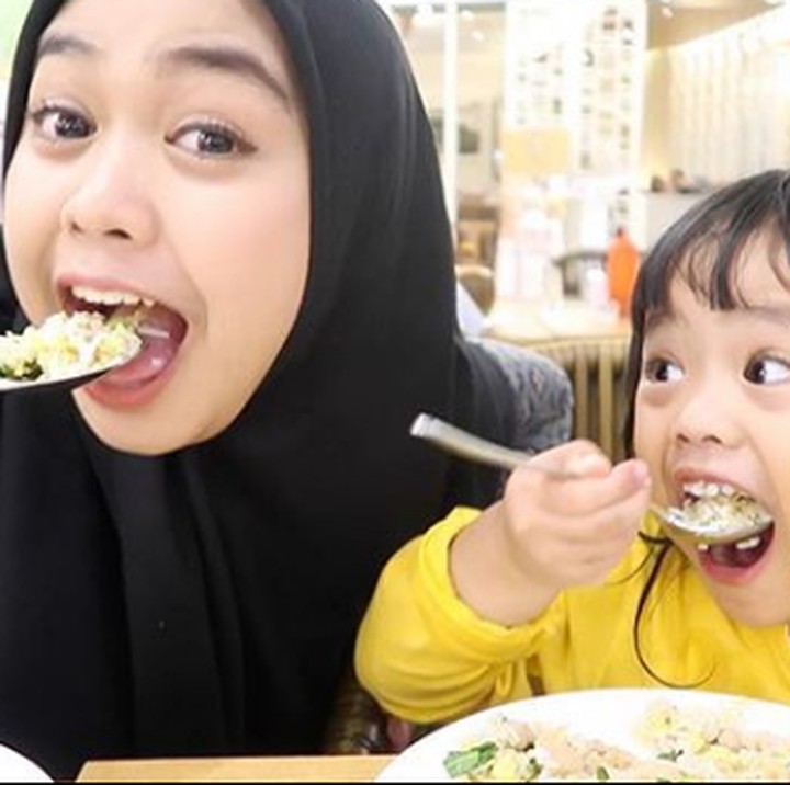 <p>Siapa pemenang lomba makan kali ini? (Foto: Instagram @riaricis1795)</p>