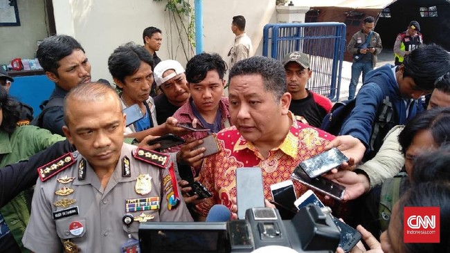 Wakil Wali Kota Surabaya mengatakan untuk tahap awal recovery Jalan Gubeng, pihaknya mengajukan pembangunan dam beton.