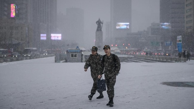 FOTO: Salju Turun di Seoul