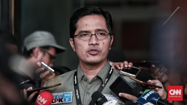 Dari tujuh orang yang ditangkap KPK di Kalimantan Timur, enam orang diterbangkan ke Jakarta untuk pemeriksaan lebih lanjut.