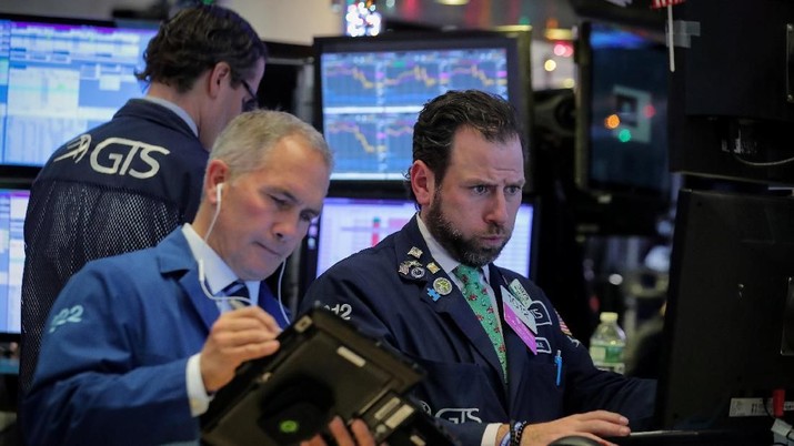 Traders work on the floor of the New York Stock Exchange (NYSE) in New York, U.S., December 19, 2018. REUTERS/Brendan McDermid
