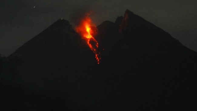 Dalam pengamatan BPPTKG Yogyakarta, lava pijar meluncur dari Gunung Merapi 500 meter ke arah hulu Kali Gendol pada Selasa (15/1) dini hari.