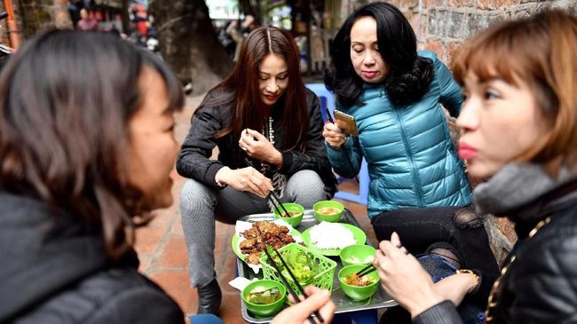 Di Balik Tren Mukbang, Hempas Sepi dan Makan Tanpa Aturan - CNN Indonesia