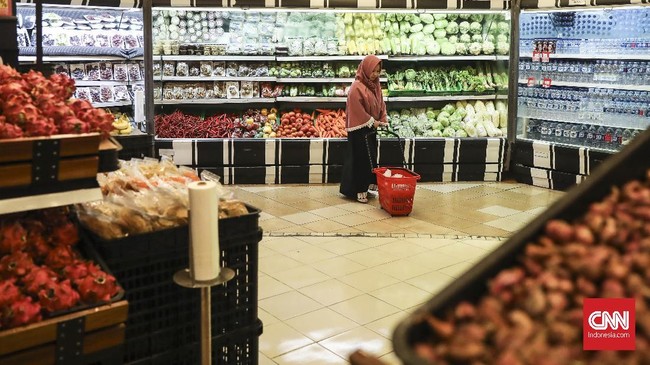 Dalam aturan, swalayan, warung makan, dan apotek diperbolehkan untuk tetap buka kala PSBB diberlakukan.