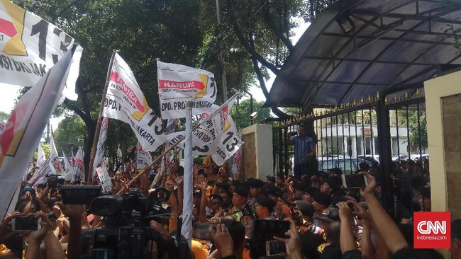 Ratusan kader dan simpatisan Hanura menuntut KPU segera memasukkan nama Oesman Sapta Odang ke dalam daftar calon tetap DPD di Pemilu 2019.