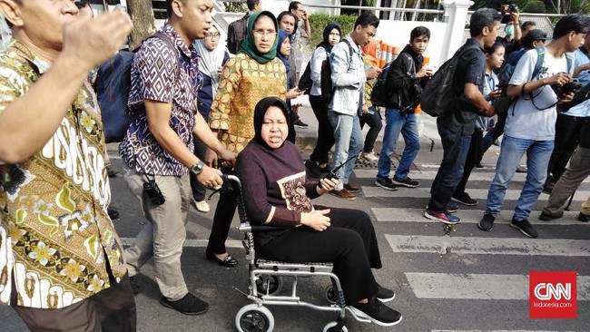 Sibuk memberi instruksi dari atas kursi roda soal penanganan amblesnya Jalan Gubeng, Wali Kota Surabaya Risma sempat enggan meladeni pertanyaan wartawan.