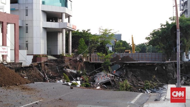 Perbaikan terus dikebut menjelang perayaan natal dan tahun baru yang membuat lalu lintas sekitar Jalan Raya Gubeng menjadi kebutuhan pengendara.