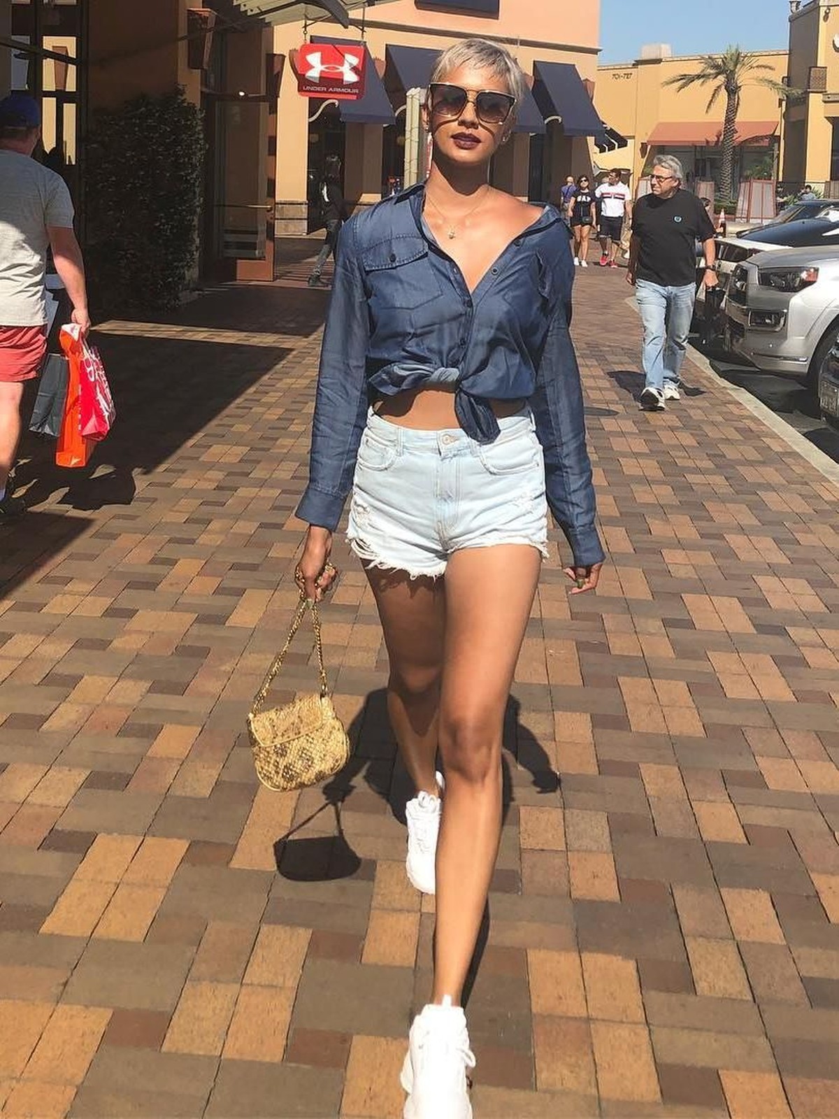 Dikenal sebagai salah satu model ternama&comma; Kimmy Jayanti&comma; selalu tampil modis di berbagai kesempatannya&period; Insetizen intip yuk gaya modisnya&excl;