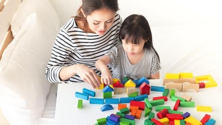 Coba diingat-ingat Bun, seberapa sering bunda mengajak si kecil bermain? Memberikan mainan memang penting untuk mendukung si kecil tumbuh aktif dan cerdas.