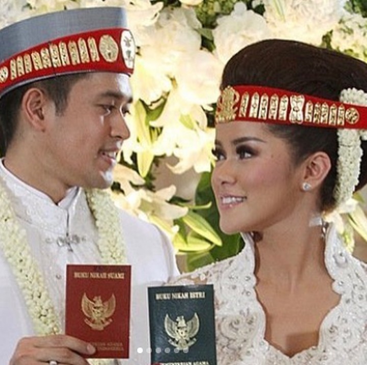 <p>1. Muhammad Aufar Hutapea resmi meminang Olla Ramlan pada 20 Desember 2012. Usia Olla yang lebih tua rupanya tak menyurutkan cinta Aufar. (Foto: Instagram @ollaramlanaufar)</p>