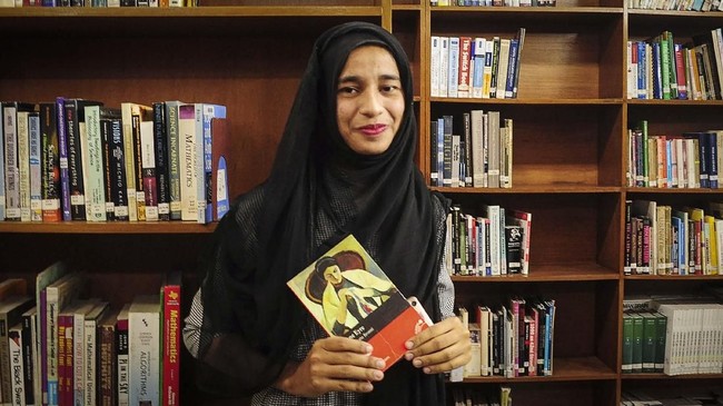 FOTO: Perjuangan Gadis Rohingya Masuk Kampus Bangladesh