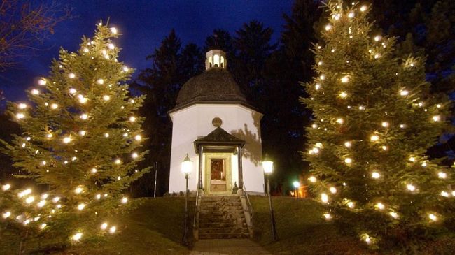 Lagu syahdu ini mungkin menjadi salah satu lagu Natal paling manis yang pernah ada. Lagu ini tercipta di sebuah kapel kecil di Salzburg.