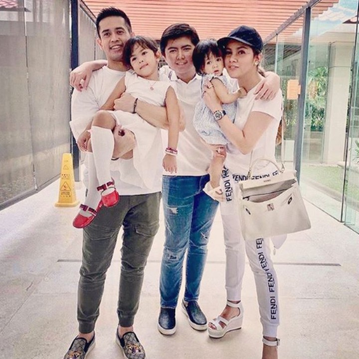 <p>Bukti cinta Aufar dan Olla adalah dua putri cantik mereka, Aleena Hana Hutapea dan si kecil yang berusia satu tahun, Adreena Hana Hutape. Nggak ketinggalan si kakak sulung, Sean. (Foto: Instagram @ollaramlanaufar)</p>